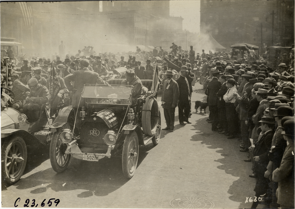 Motorists with Reo automobile, 1910 Glidden Tour
