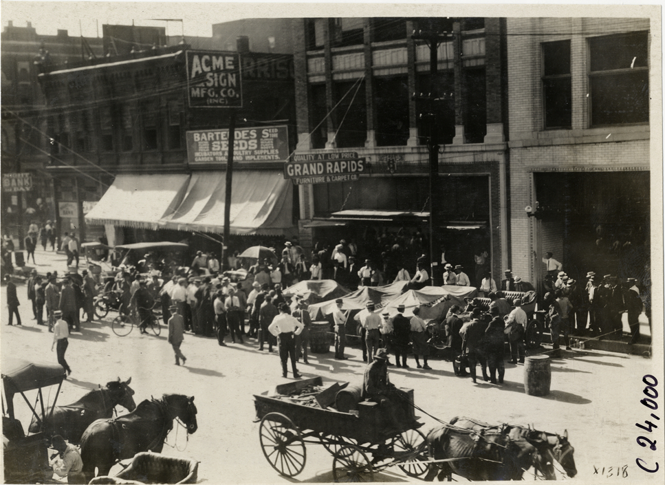 Spectators looking at automobiles parked in street, Oklahoma City, 1910 Glidden Tour