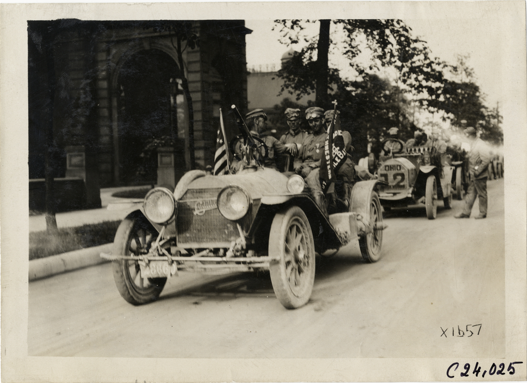 Motorists in Cadillac automobile, 1910 Glidden Tour