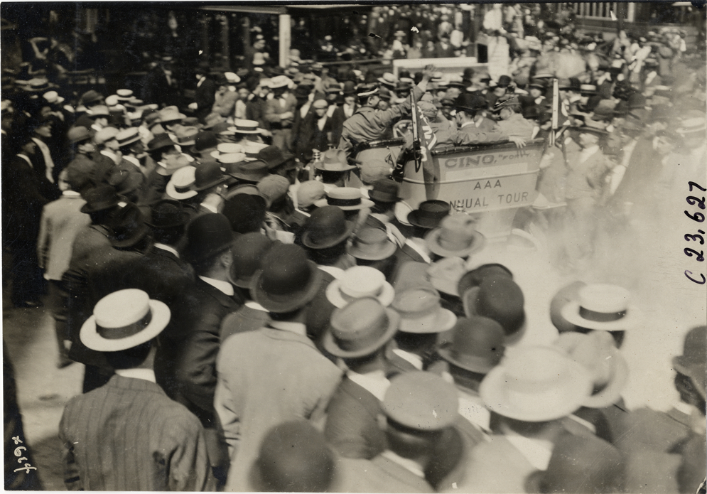 Crowd surrounding Cino automobile, 1910 Glidden Tour