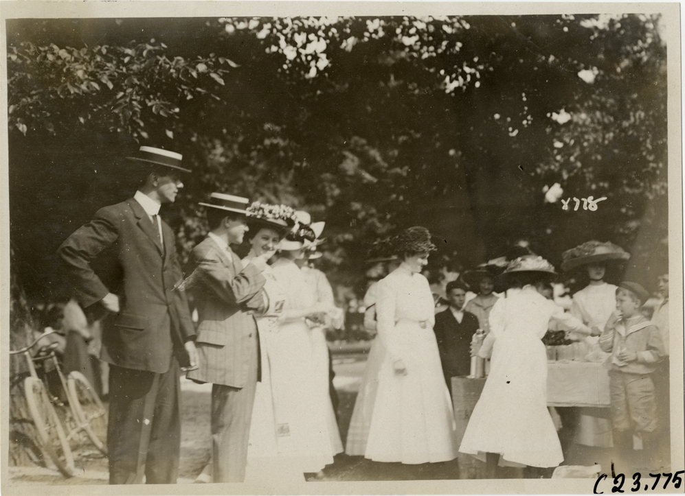 Men, women and children at picnic, 1910 Glidden Tour