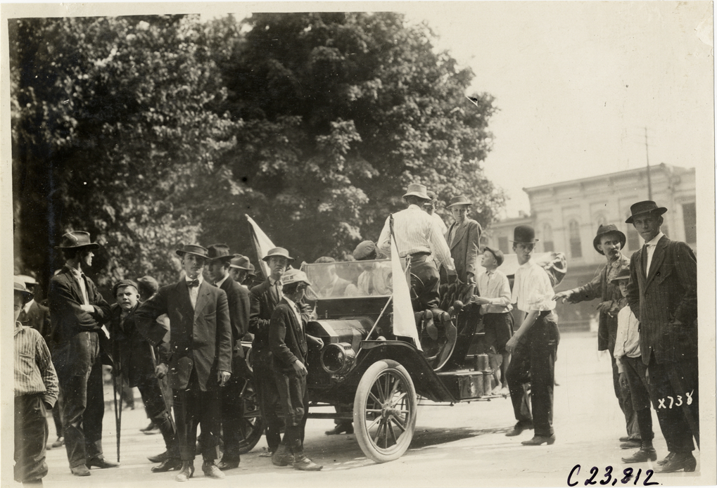 Spectators surrounding automobile, 1910 Glidden Tour