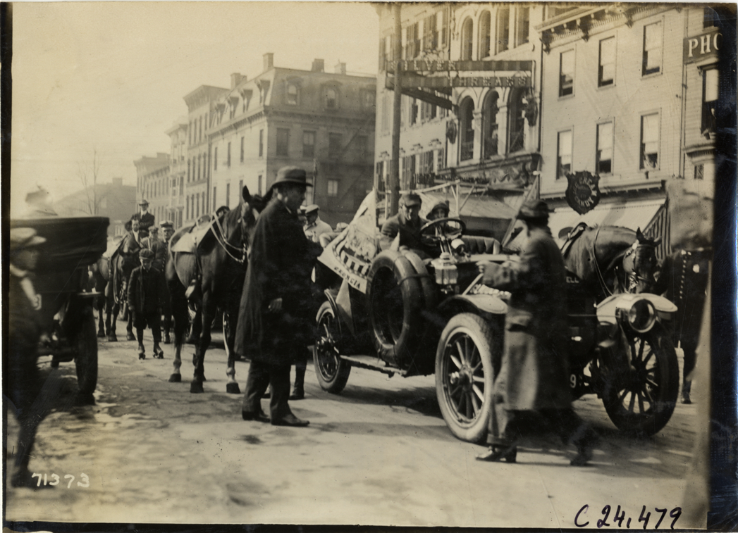 Governor Hoke Smith approaching Maxwell automobile, 1911 Glidden Tour