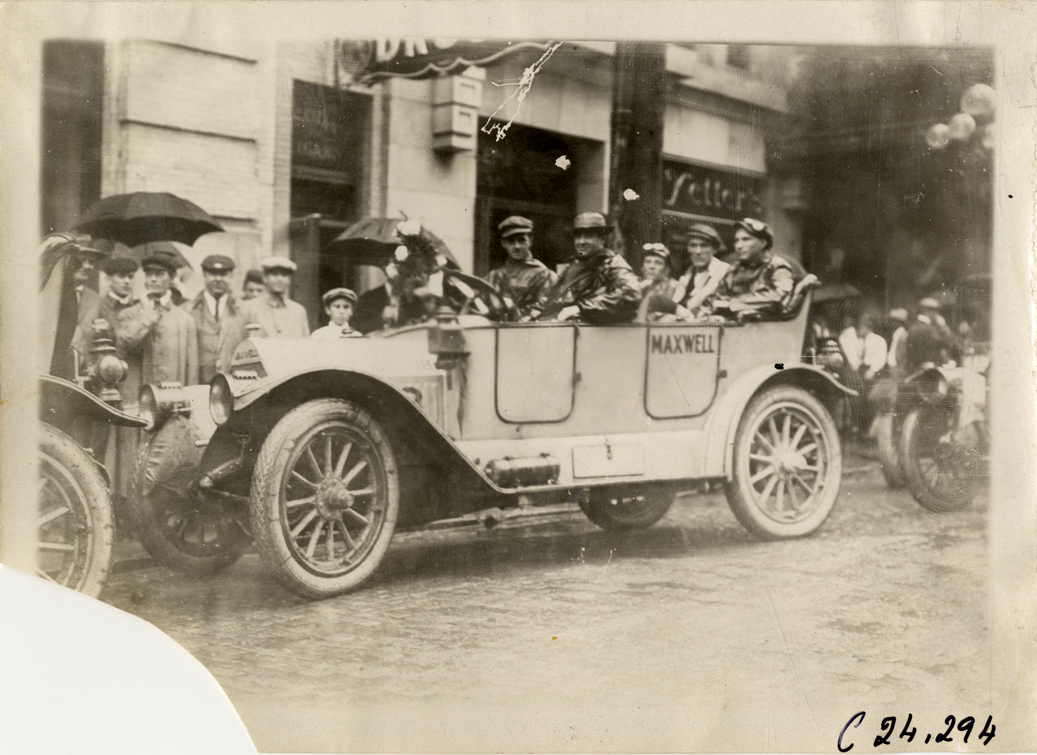 Motorists in Maxwell automobile, 1911 Glidden Tour