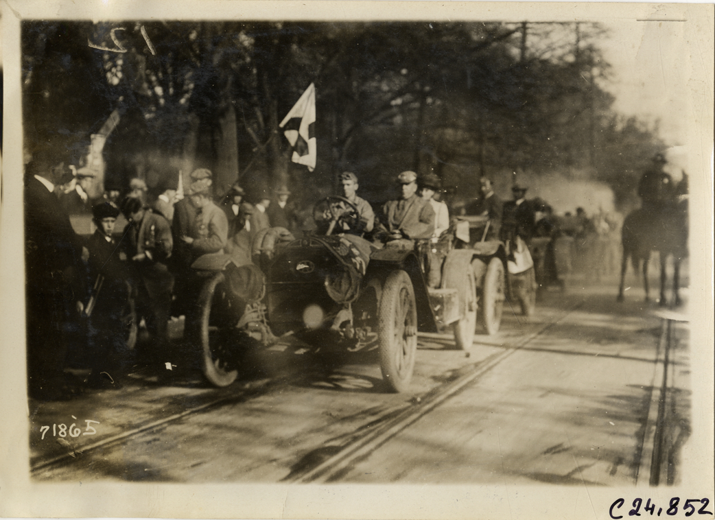 Motorists in automobile, 1911 Glidden Tour