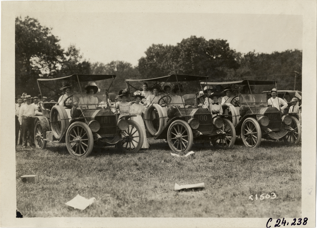 Women posing with Moline automobiles, 1910 Glidden Tour