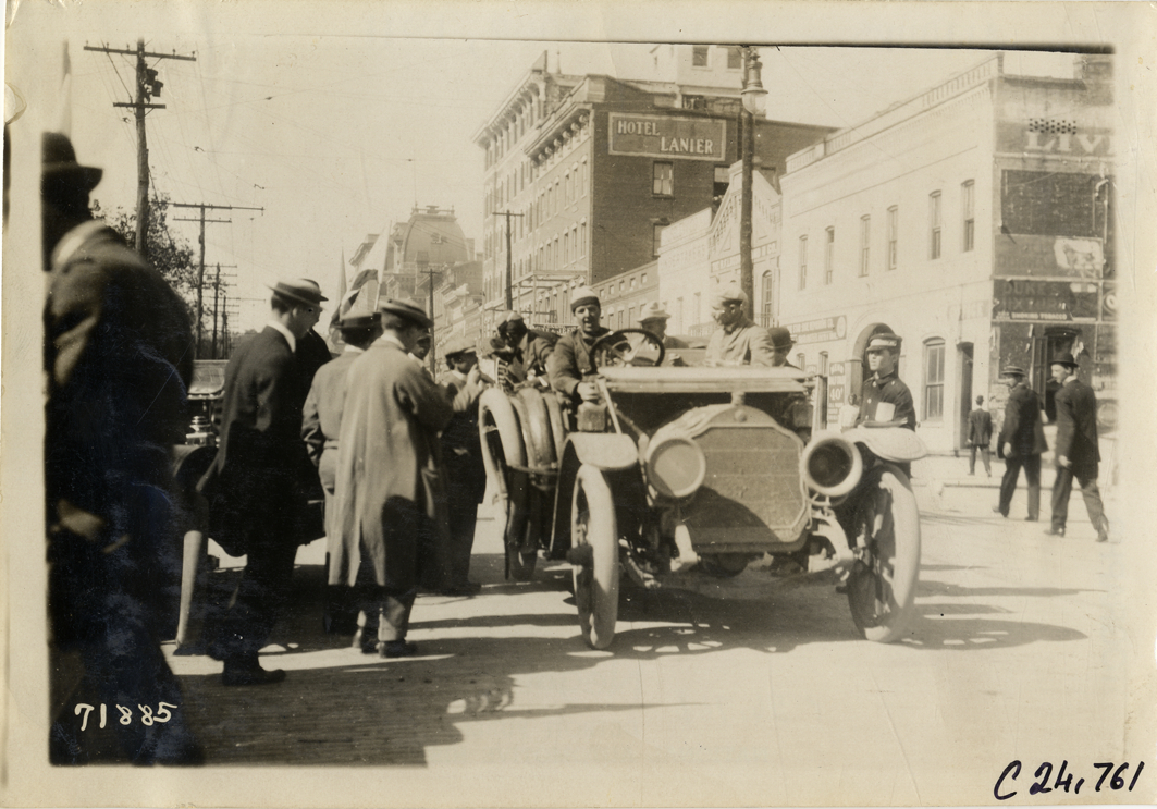Motorists in automobile at Macon, Georgia, 1911 Glidden Tour