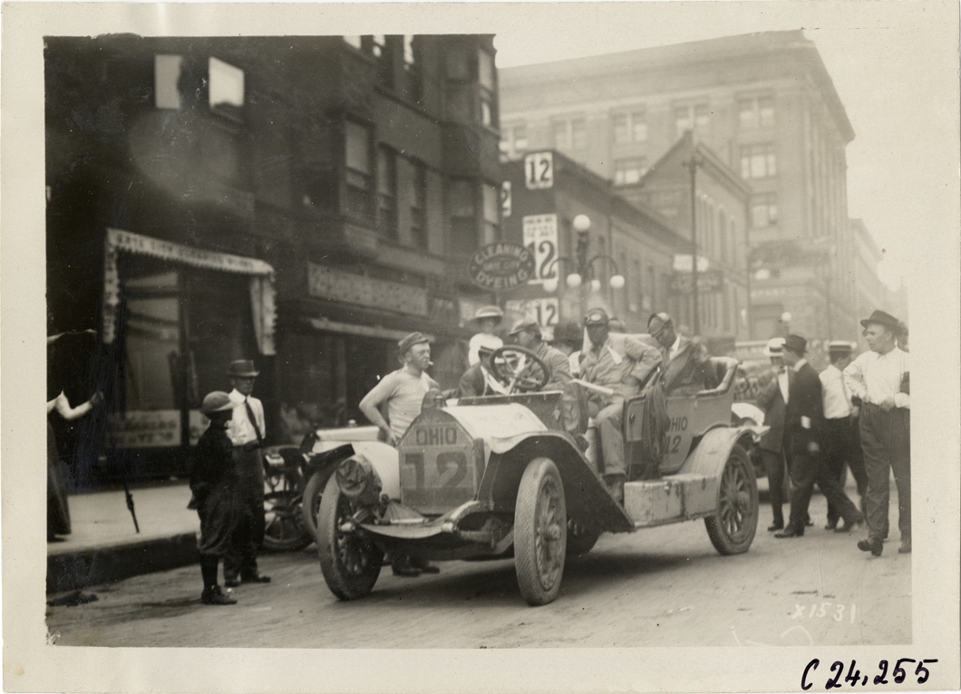 Motorists in Ohio automobile, 1910 Glidden Tour