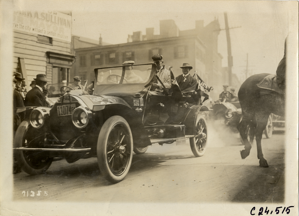 Motorists in automobile, 1911 Glidden Tour