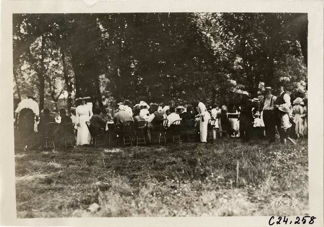Men and women at picnic, 1910 Glidden Tour