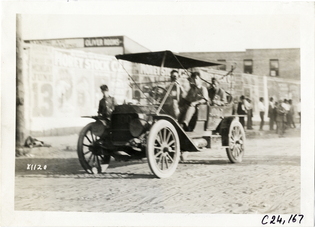 Motorists in Moline automobile, 1910 Glidden Tour