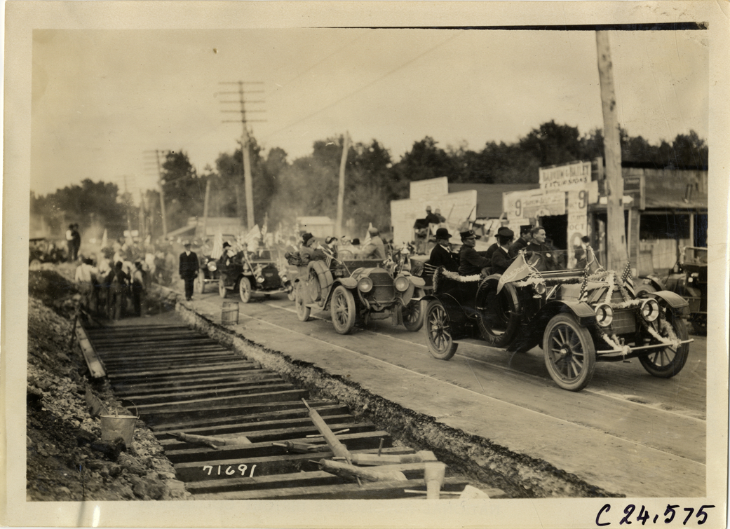 Motorists in automobiles lined up in road, 1911 Glidden Tour