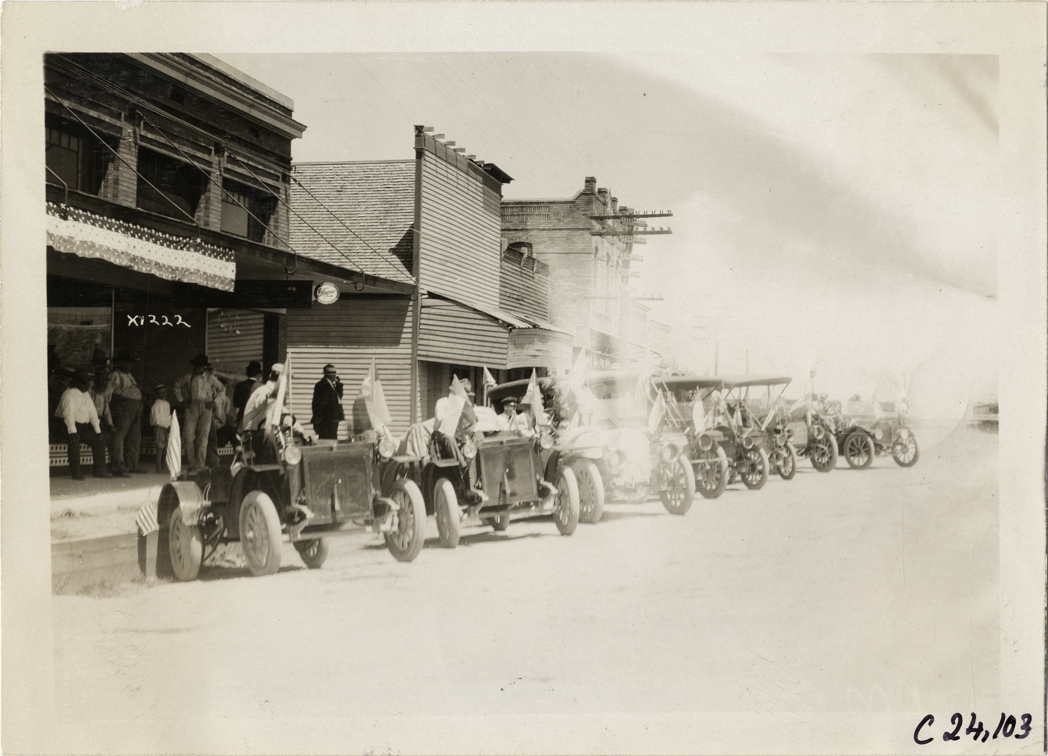 Automobiles parked in row, 1910 Glidden Tour