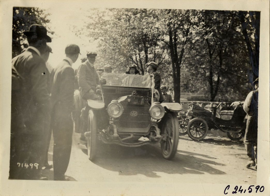 Motorists in automobile, 1911 Glidden Tour