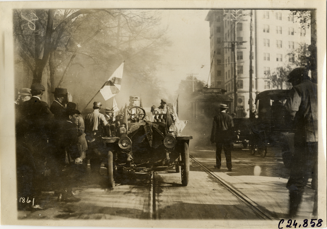 Motorists in automobile, 1911 Glidden Tour