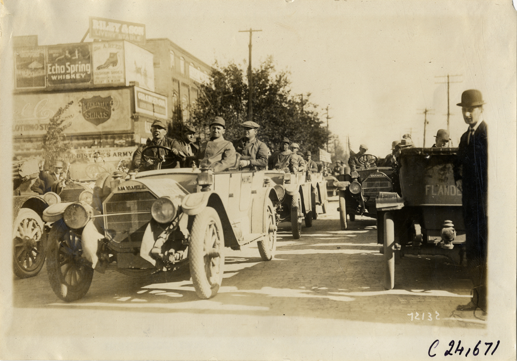 Motorists in Maxwell automobile, 1911 Glidden Tour