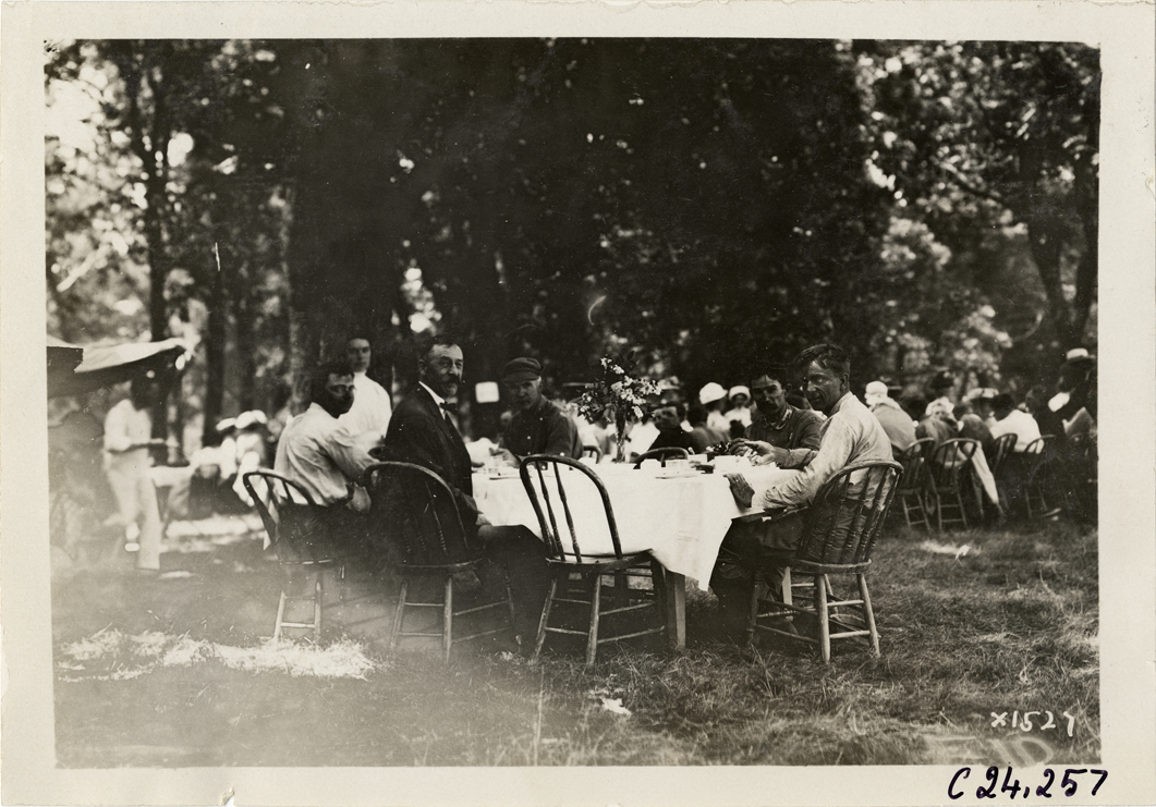 Men and women at picnic, 1910 Glidden Tour