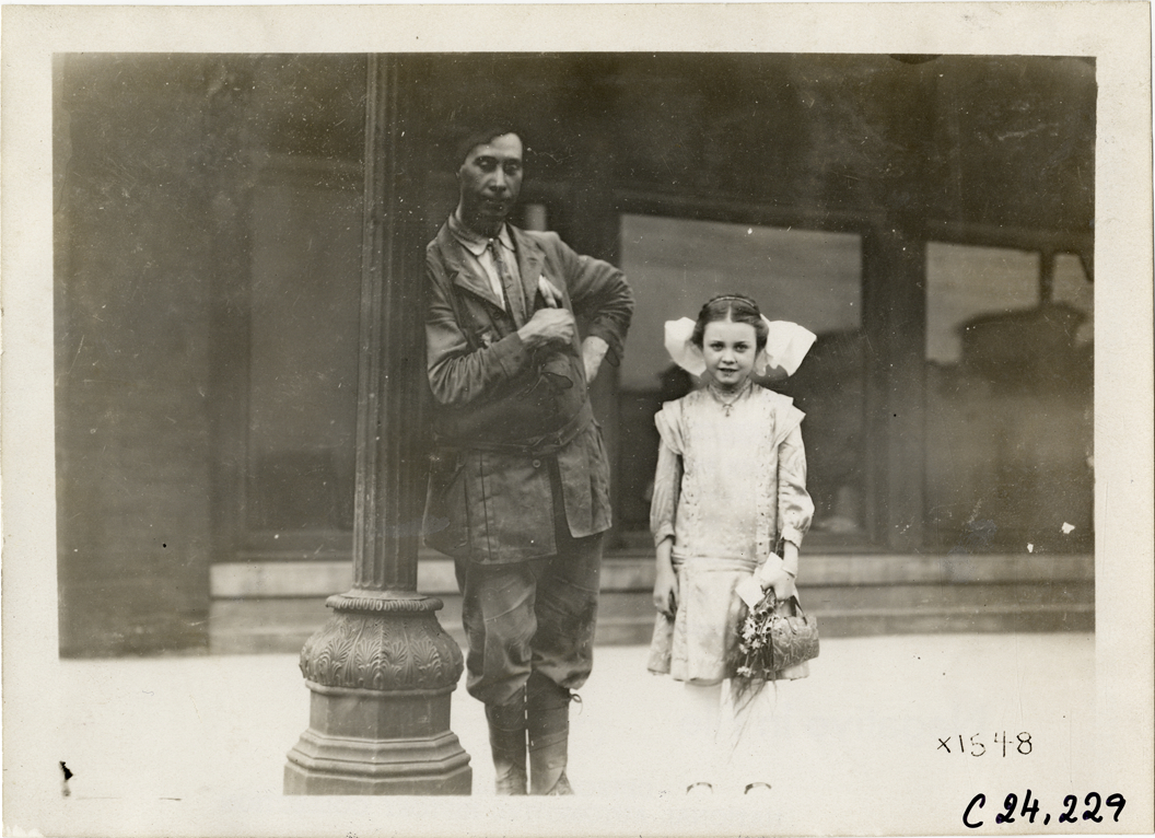 Moline motorist posing with young girl, 1910 Glidden Tour