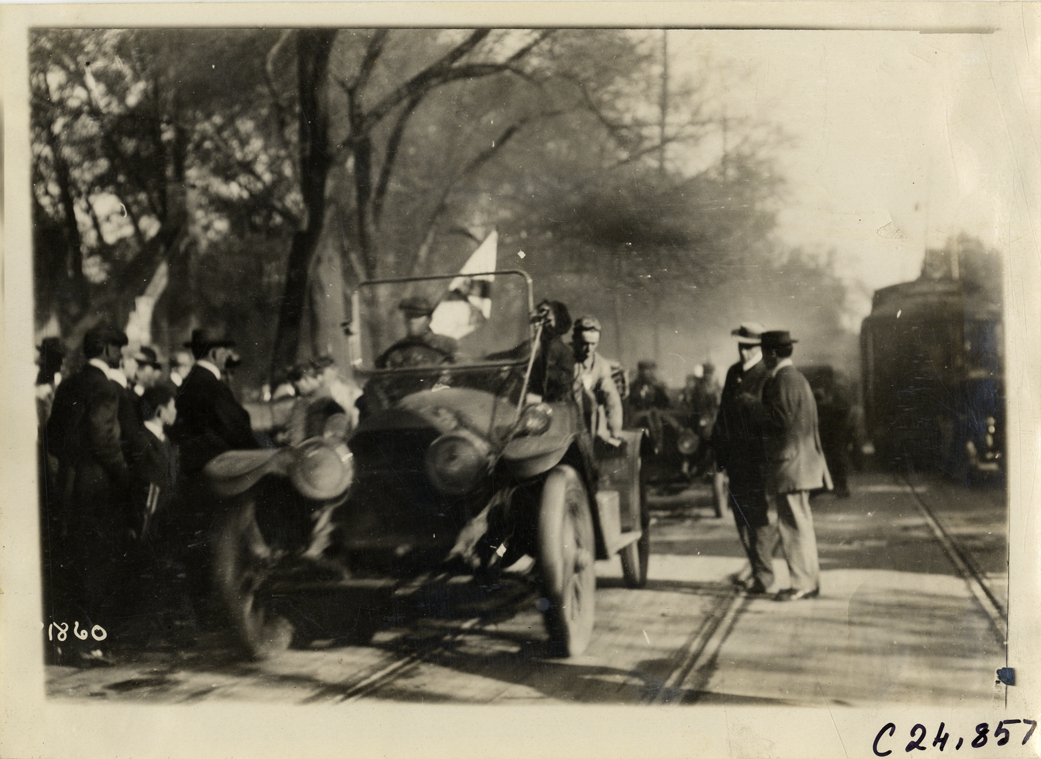 Motorists in automobile, 1911 Glidden Tour