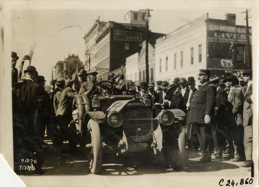 Motorists in Maxwell automobile at Macon, Georgia, 1911 Glidden Tour