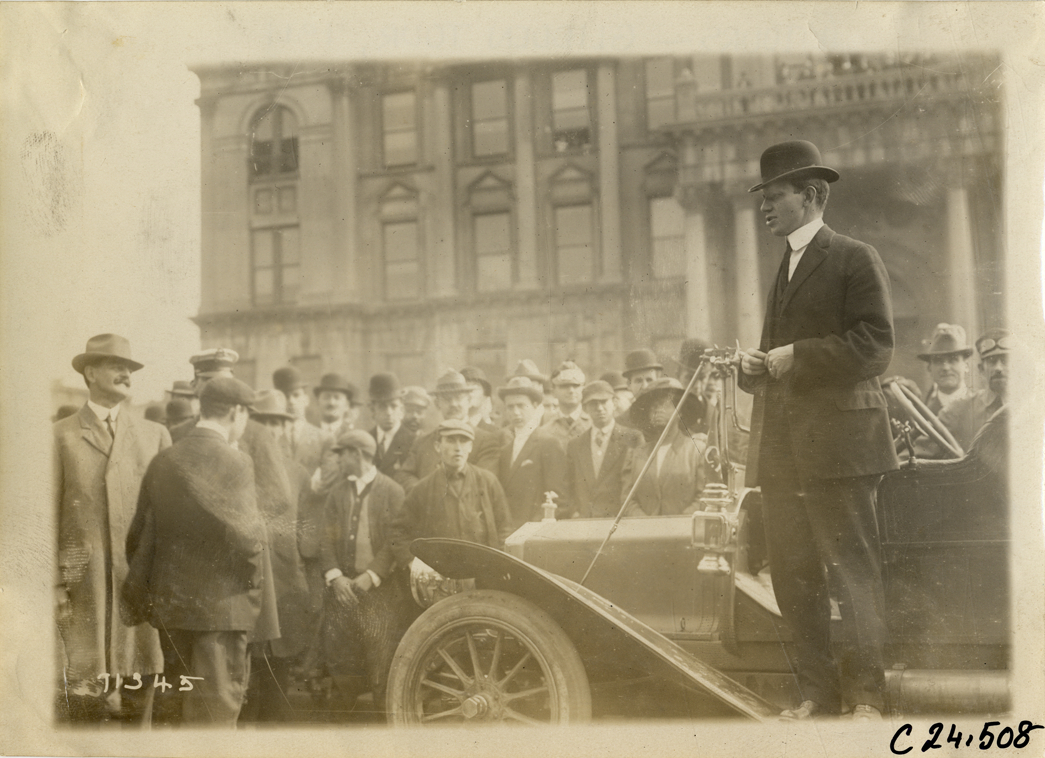 Official addressing crowd, 1911 Glidden Tour
