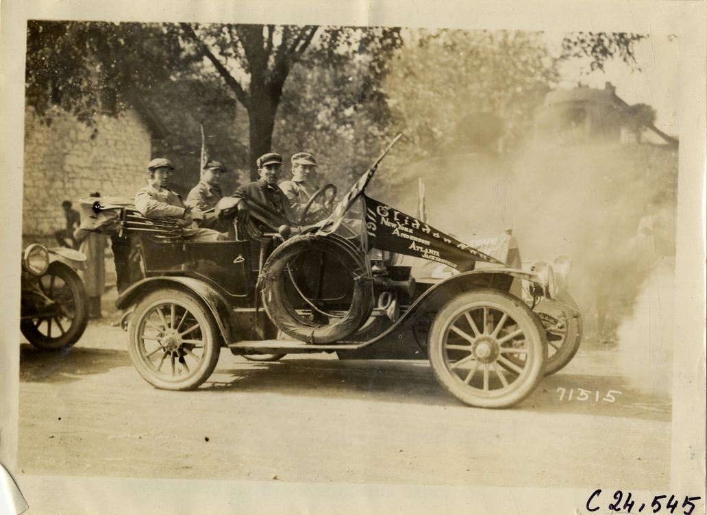 Motorists in automobile, 1911 Glidden Tour