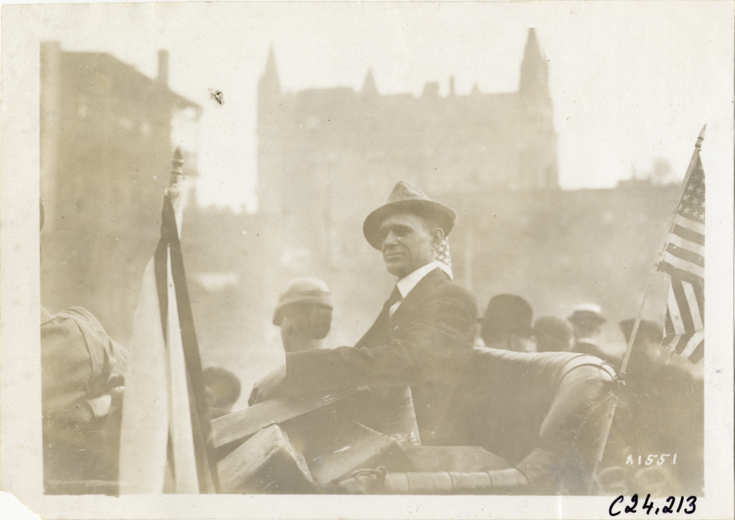 Passenger in automobile, 1910 Glidden Tour