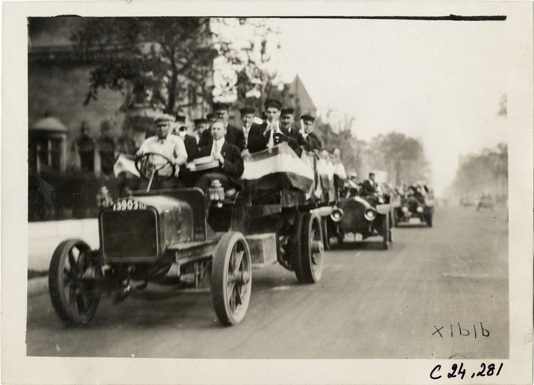 Band playing in back of truck, 1910 Glidden Tour