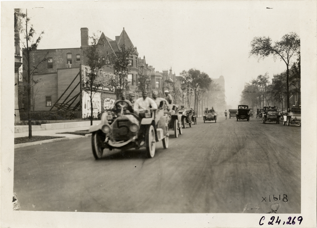 Motorists in Chalmers automobile, 1910 Glidden Tour