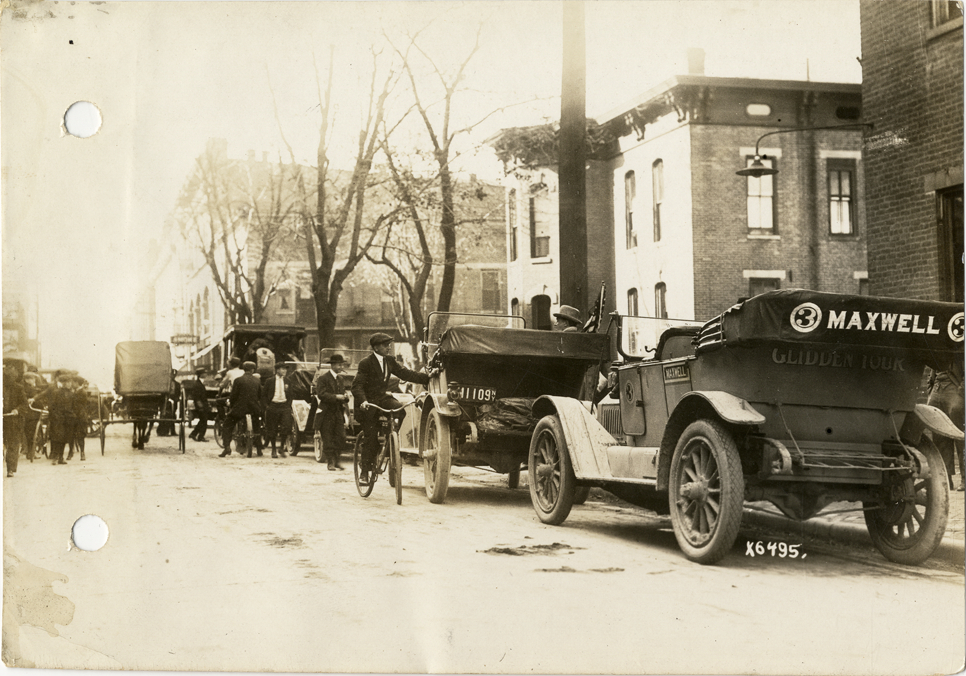 Automobiles lined up in street at Bluffton, Indiana, 1912 Glidden Tour