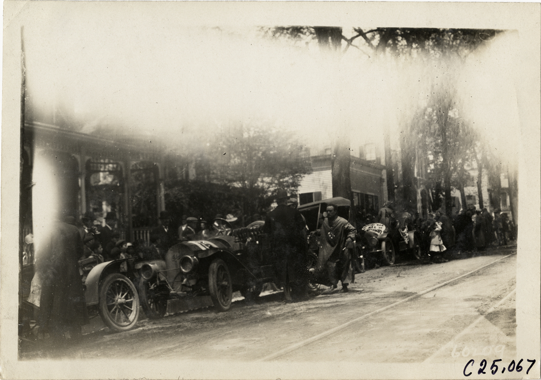 Automobiles lined up in street, 1910 Hartford Endurance Run