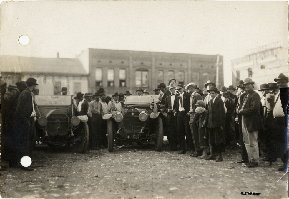 Spectators posing with Maxwell automobiles at Lawrenceburg, Tennessee, 1912 Glidden Tour