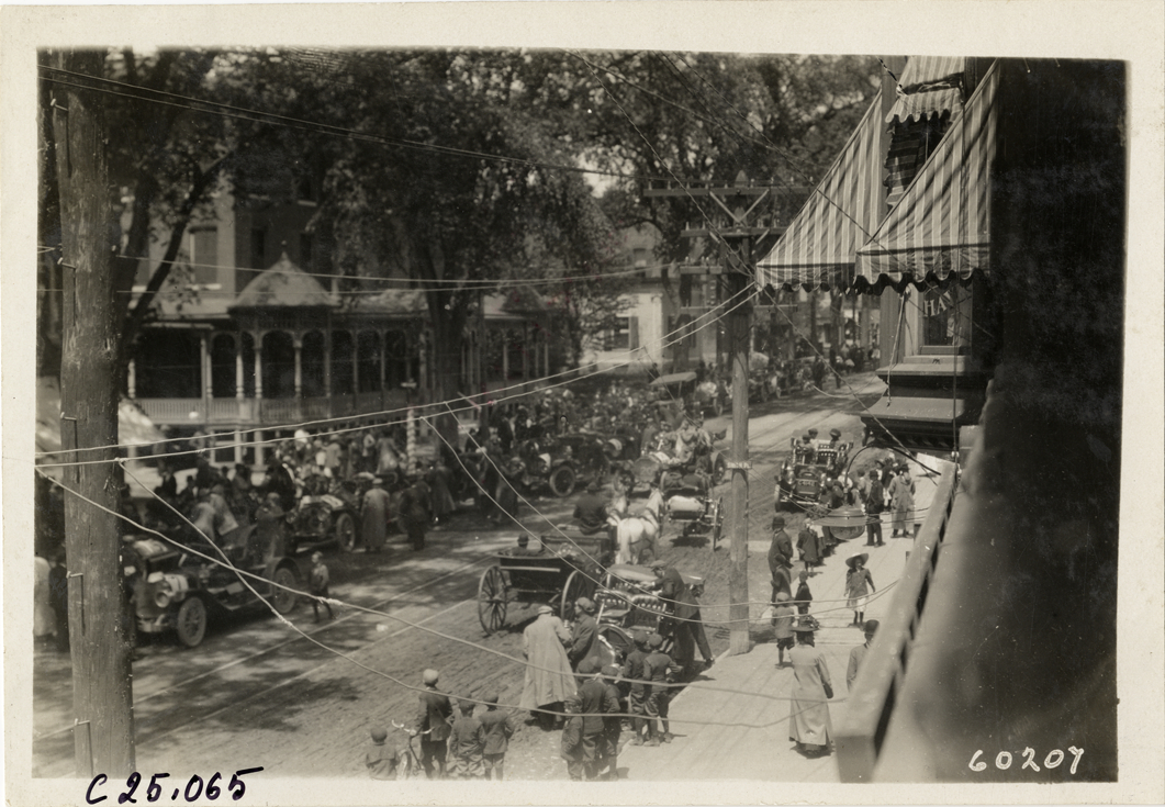 Automobiles lined up in street, 1910 Hartford Endurance Run