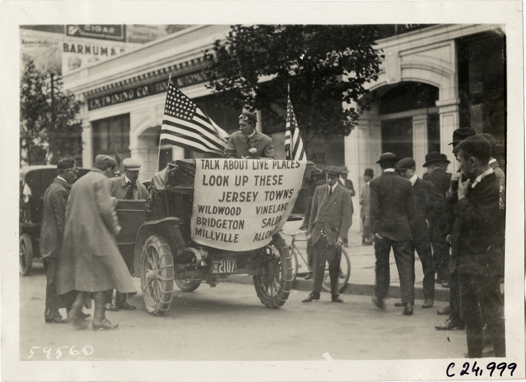Spectators looking at banner on automobile, 1910 Harrisburg Endurance Run