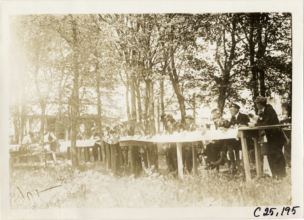 Motorists eating at picnic tables, 1910 Long Island Endurance Run