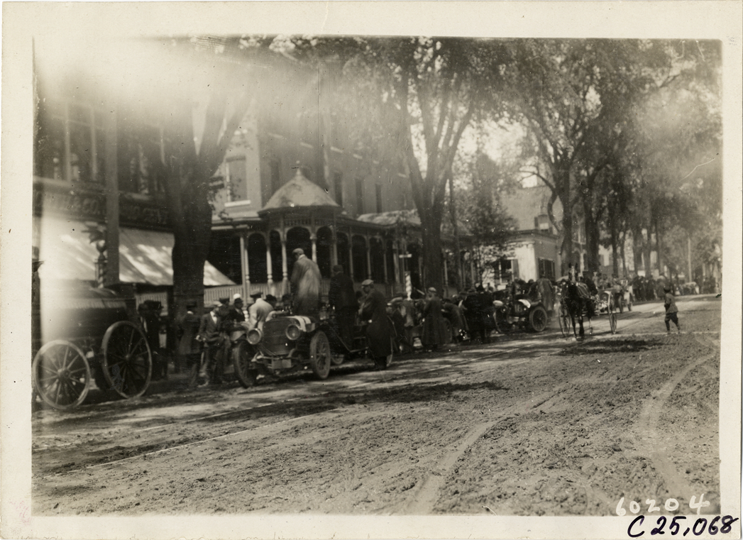 Automobiles lined up in street, 1910 Hartford Endurance Run