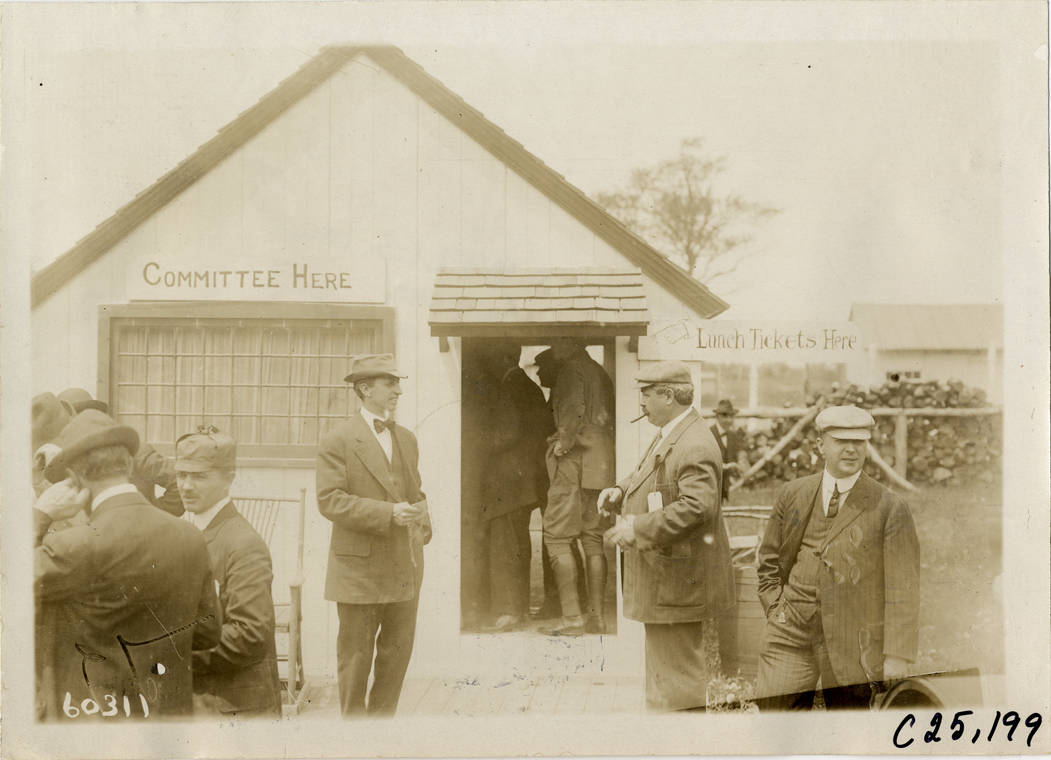 Motorists on the grounds of Anchorage Inn, 1910 Long Island Endurance Run