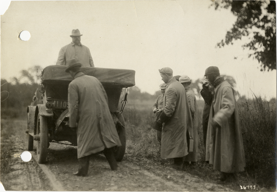 Motorists fixing fender of Maxwell automobile near Vicksburg, Mississippi, 1912 Glidden Tour