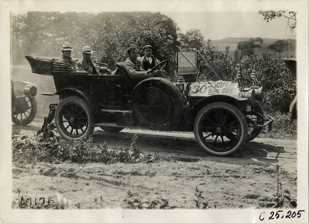 Motorists posing in Amplex automobile, 1910 Montauk Point Reliability Run