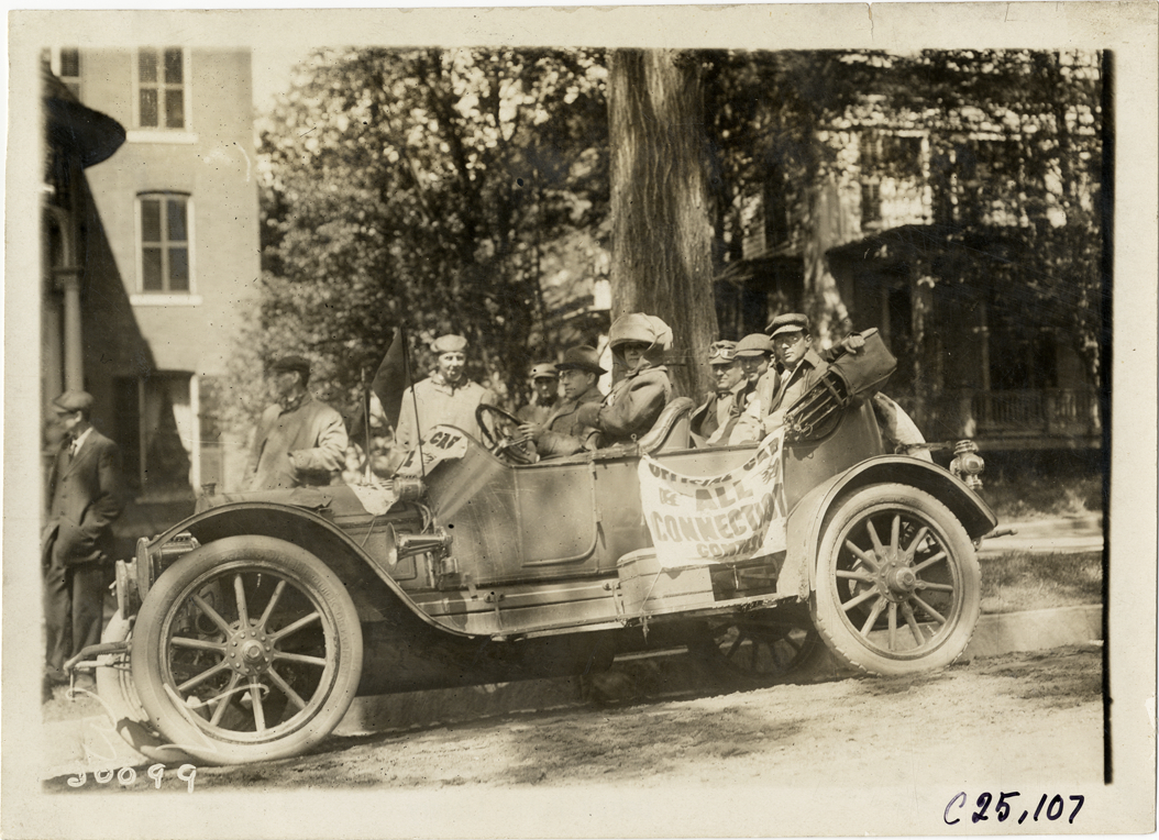 Motorists posing in official automobile, 1910 Hartford Endurance Run