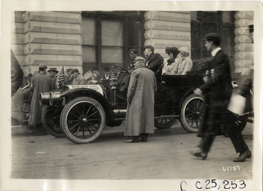 Motorists in Franklin automobile, 1910 Montauk Point Reliability Run