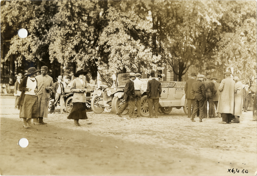 Spectators surrounding automobiles at Noblesville, Indiana, 1912 Glidden Tour
