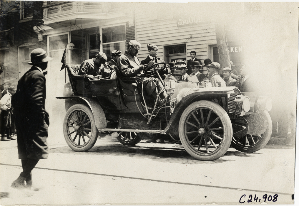 Motorists in Franklin automobile, 1909 Harrisburg Endurance Run