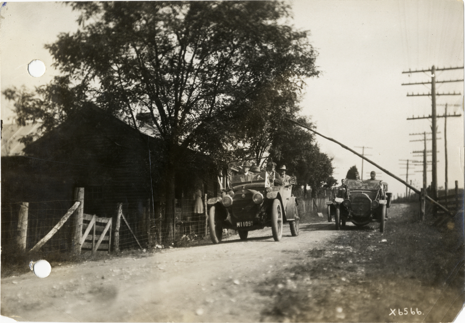 Motorists in Maxwell automobiles at toll gate in Tennessee, 1912 Glidden Tour