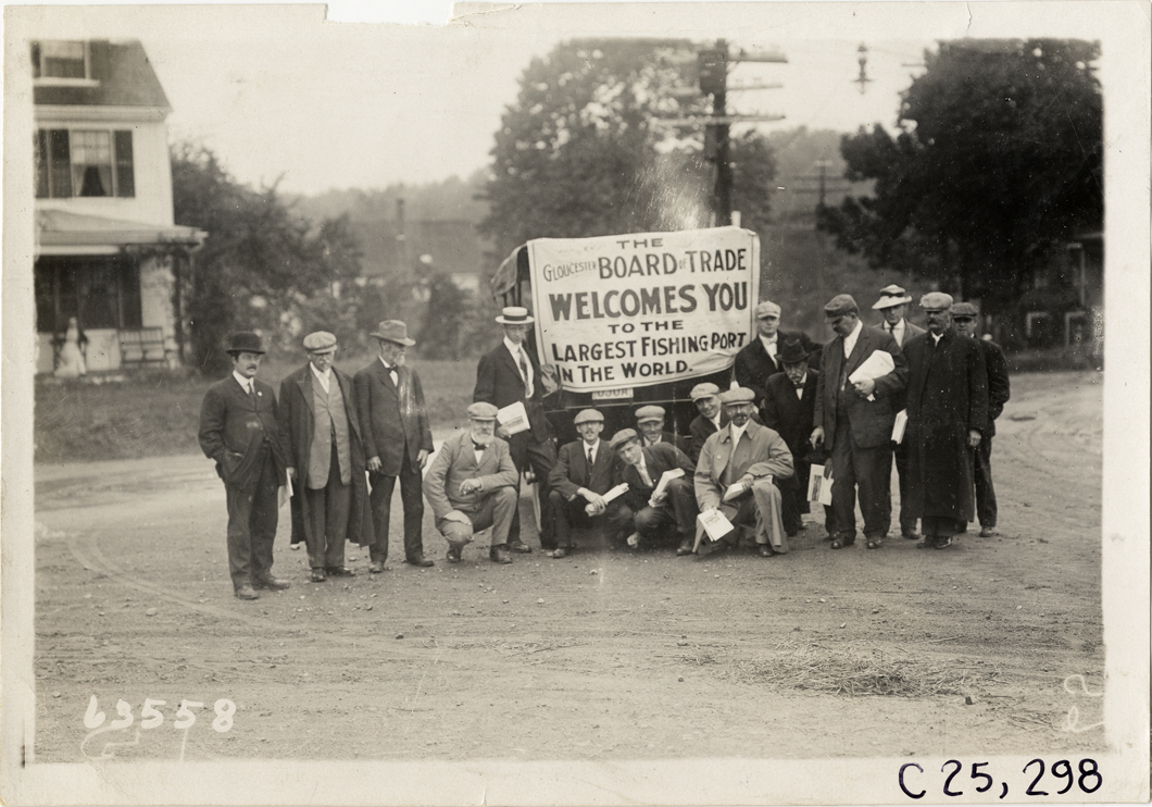 Members of Gloucester Board of Trade posing with automobile, 1910 Munsey Historic Tour