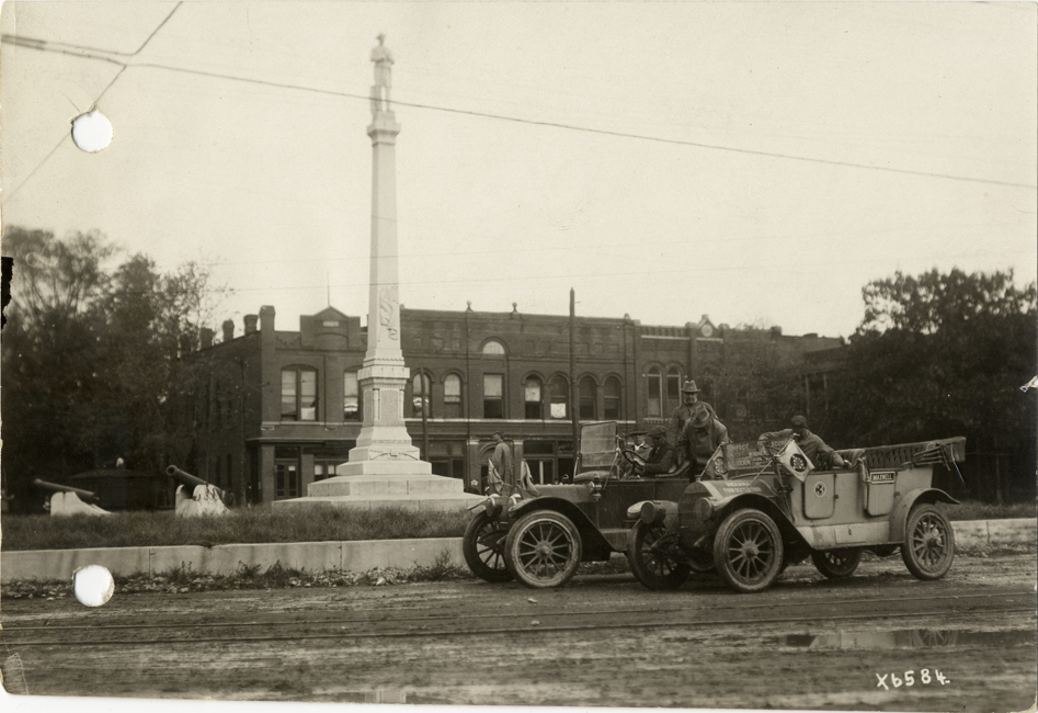 Motorists in automobiles in front of Confederate monument at Franklin, Tennessee, 1912 Glidden Tour