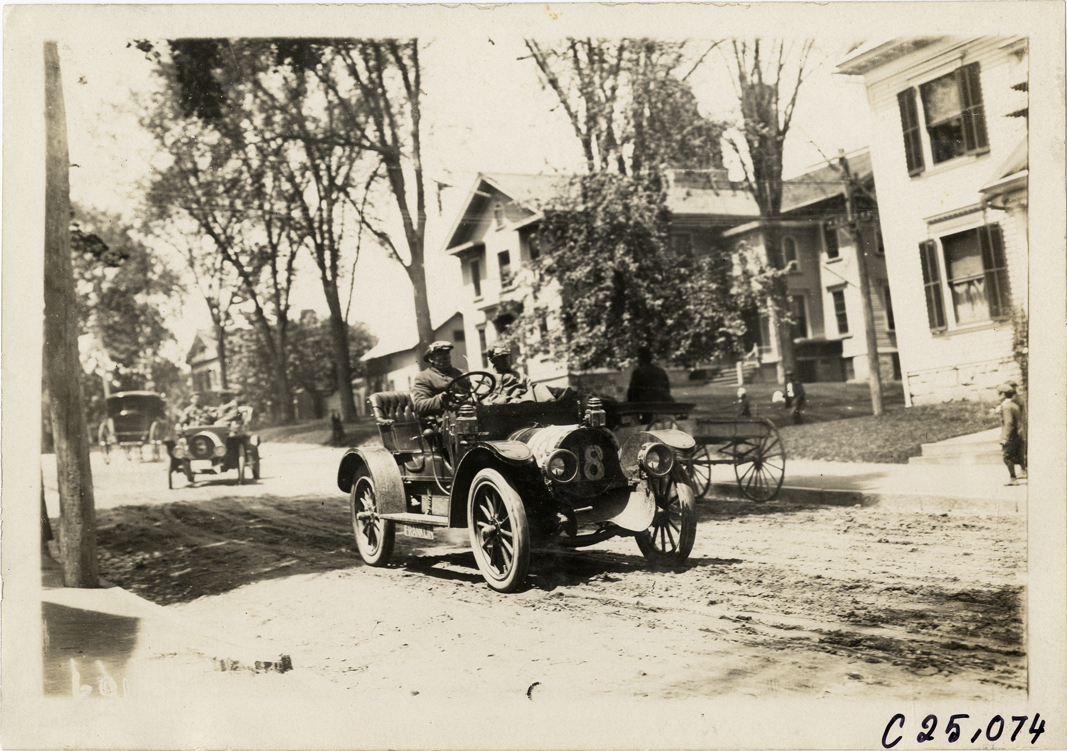 Motorists in Franklin automobile, 1910 Hartford Endurance Run