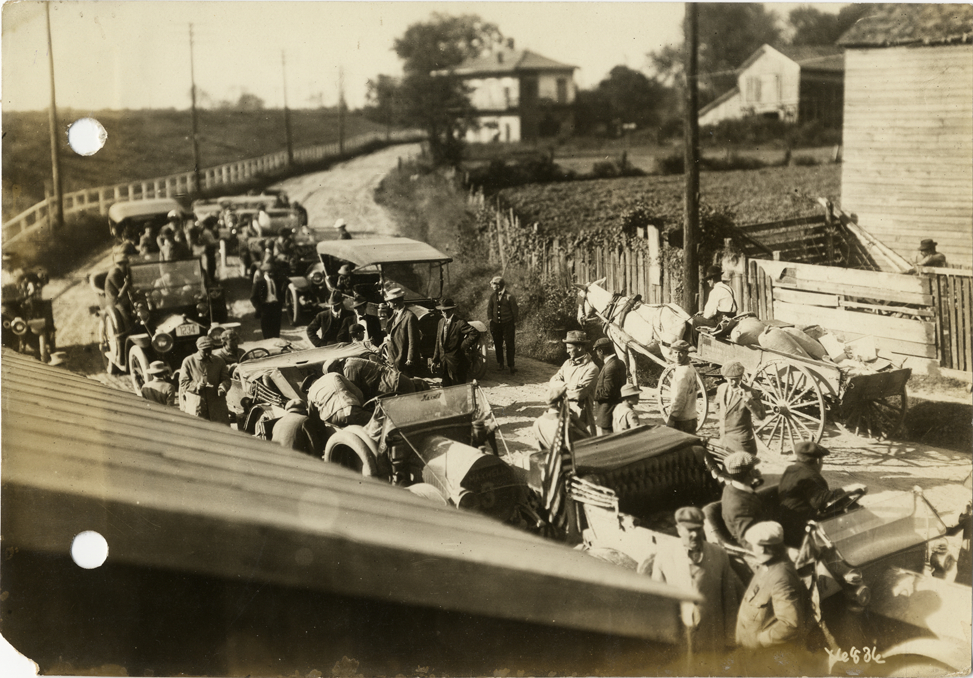 Automobiles lined up in road at New Orleans, Louisiana, 1912 Glidden Tour