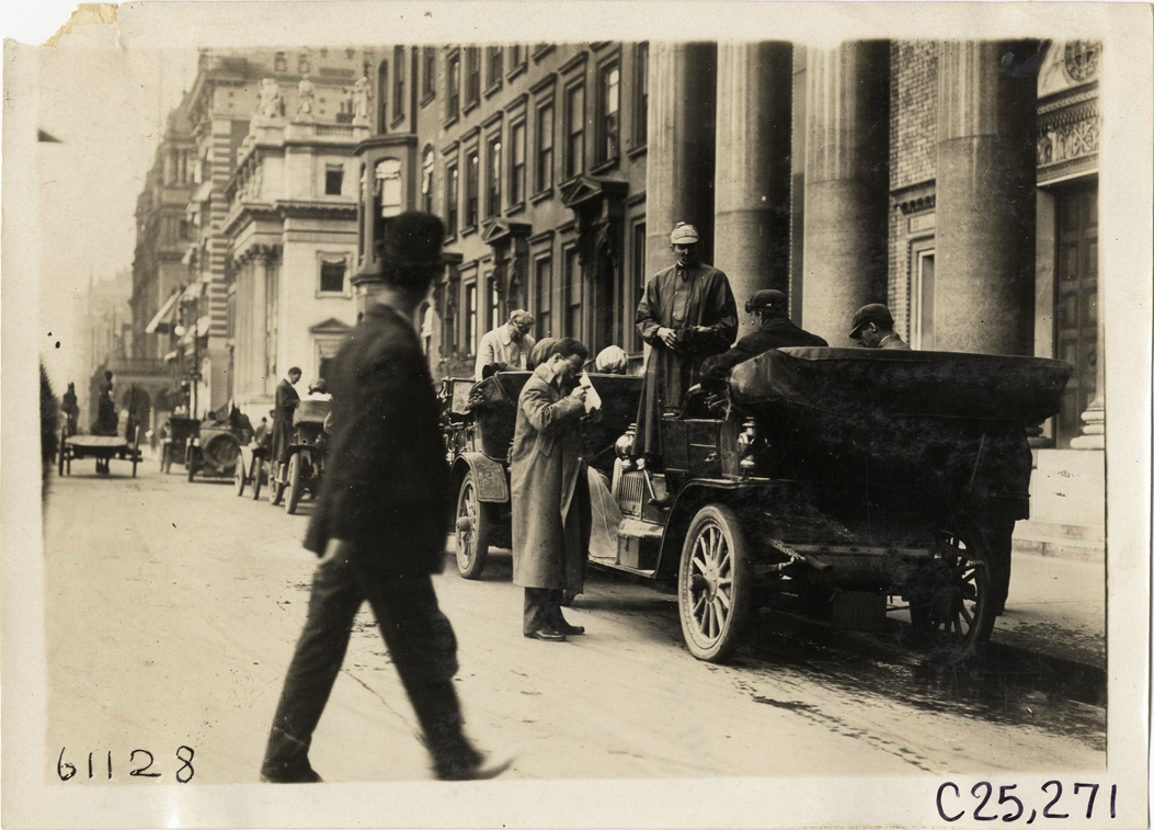 Motorists in automobiles lined up in street, 1910 Montauk Point Reliability Run