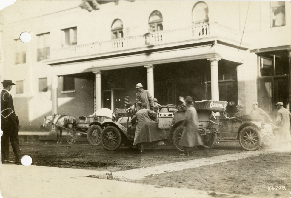 Motorists with Maxwell automobile at Clarksdale, Mississippi, 1912 Glidden Tour